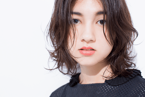 凛々しさ際立つミディは わがまま毛束と目力で魅了