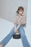 堀未央奈。ar4月号より　ニット￥13,200、デニムパンツ￥12,100／シティブリーズ（エーランド/アダストリア）　トップス￥5,500／スライ（バロックジャパンリミテッド）　シュシュ￥3,500／カルナムール　ピアス￥660／ブランディーメルビル　バッグ￥9,500、ミュール￥6,900／チャールズ&amp;キース（チャールズ&amp;キースジャパン）