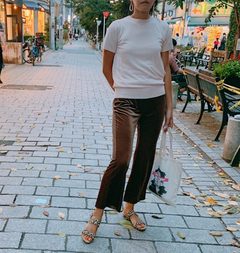 【GU】の新作パンツ「ブラウンのベロア素材が今っぽい♡」￥1,990で旬コーデが完成