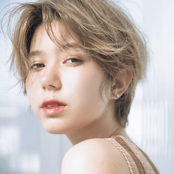 これぞハイトーンショートの真骨頂！ シュガーベージュでつくる、思わず触れたくなる色っぽヘア