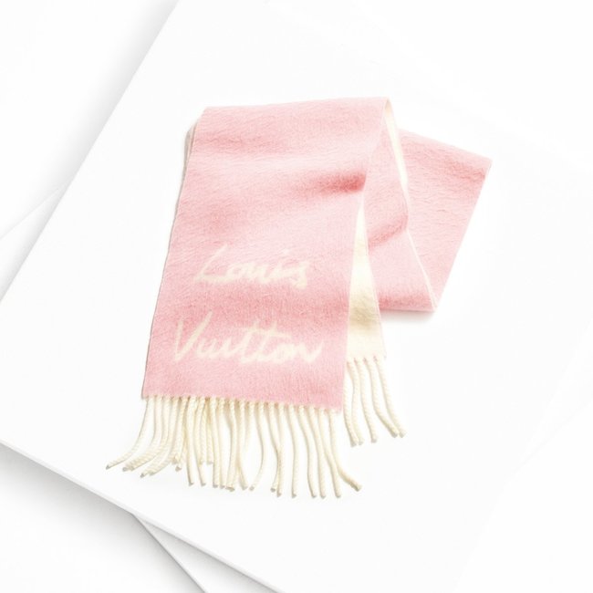 【編集部員の購入品】冬のコーデに多幸感をチャージ♡ネアカカラーと魅惑的な肌触りが最強すぎるルイ・ヴィトンのマフラーをご紹介