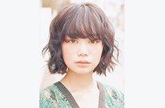 ダークトーンが新鮮！黒目がちなうるうるアイを演出