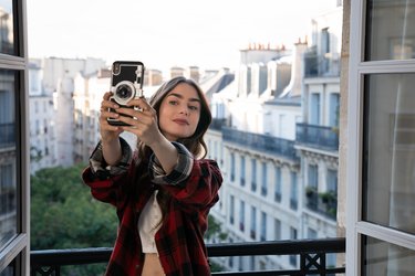 画像・写真】 | ドラマ『エミリー、パリへ行く（Emily in Paris  