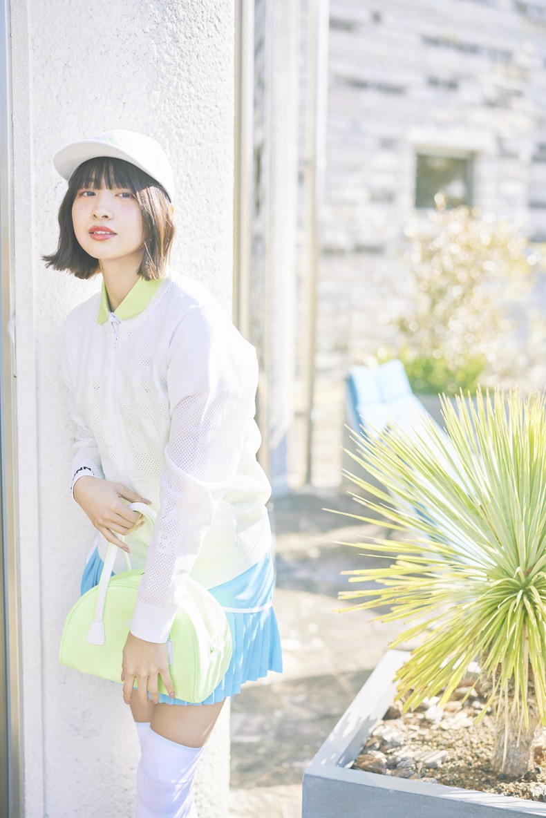 [シャツを着回し]ブルゾン￥19,800／ジャックバニー　スカート￥12,100／キャロウェイ　キャップ￥2,970、バッグ￥6,380／アディダス　ソックス￥3,300／テーラーメイド