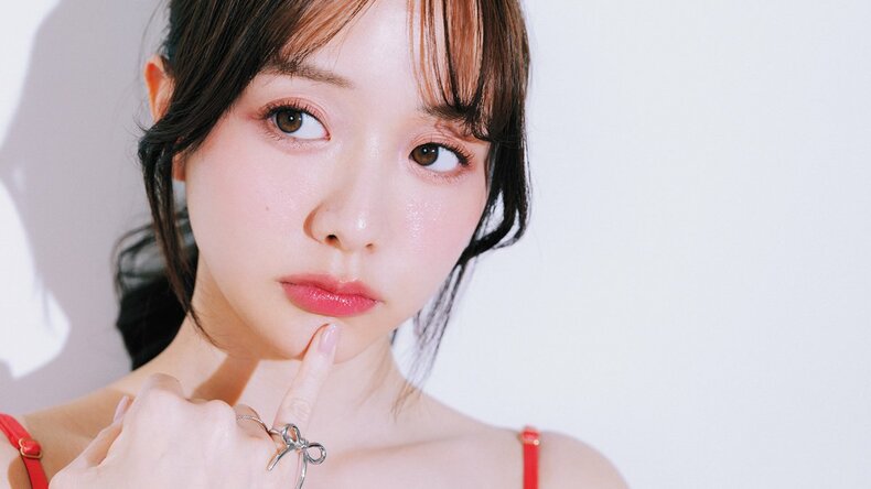 森香澄、デートメイクで意識することは？「自然体なメイクで目の前にいる相手に…」本人厳選のコスメ、ポーチの中身を一挙ご紹介♡