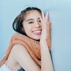 佐藤晴美の舌ペロショットに悶絶♡ デニムに合わせるならこのメイクが間違いなく映える！