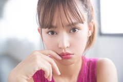 Q.ぷるんっとぽってり唇になりたい！ A.輪郭ハイライト＋リップグロスで立体感とボリュームをアップ【メイクQ&A】