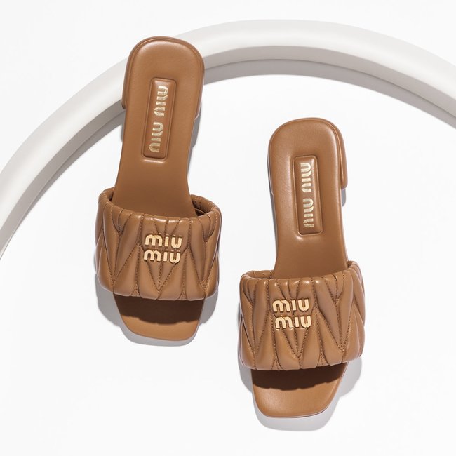 【編集部員の購入品】カジュアルにも綺麗めにも合う！可愛さだけでなく機能性もバッチリ◎MIUMIUのサンダルをご紹介