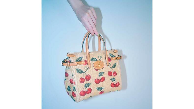 【VALENTINO GARAVANI】夏バッグで海辺の主役に♡ヴァレンティノ ガラヴァーニのファッション小物をご紹介