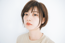 顔まわりを縁取る束感で 飾らない女らしさ出してこ!