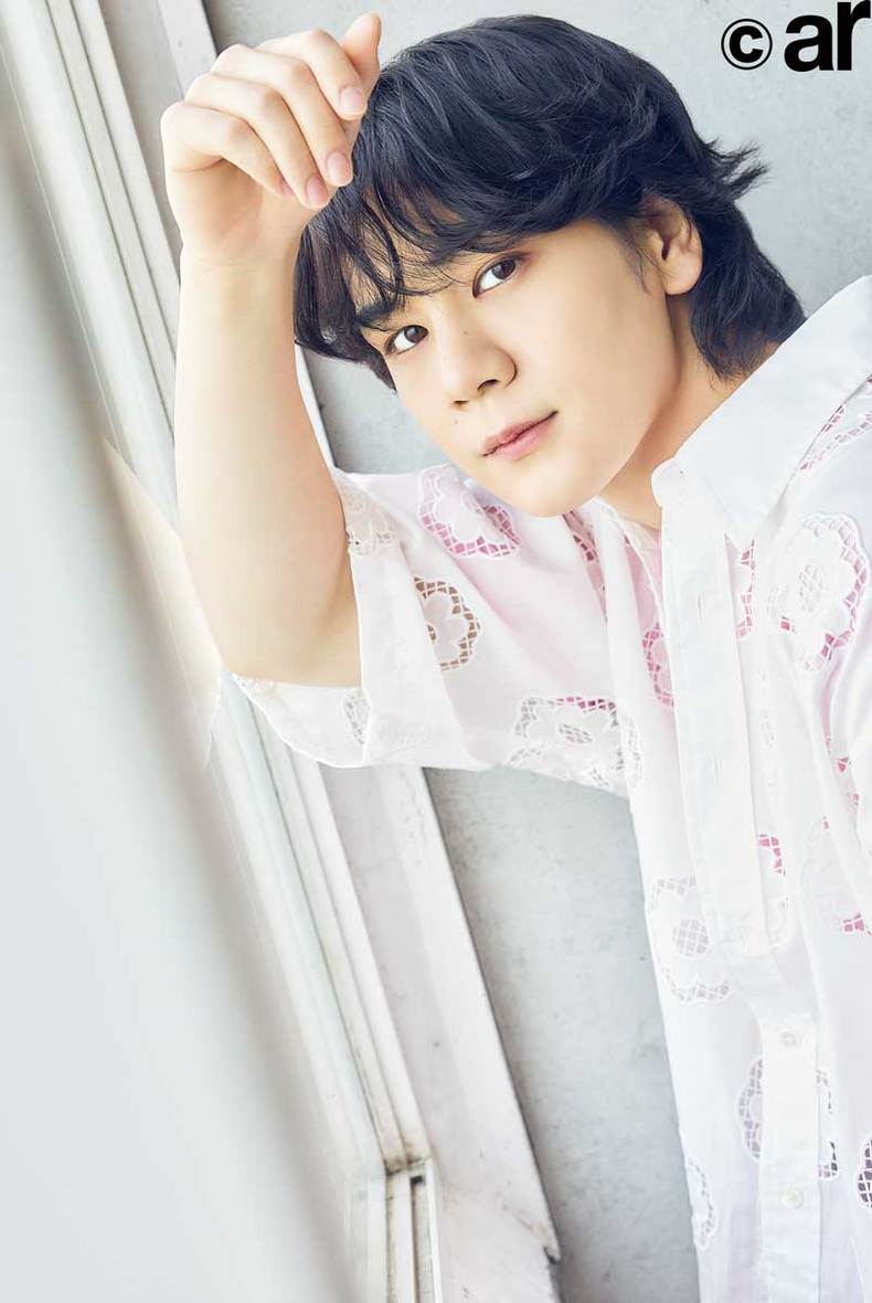 豆原一成。ar7月号より シャツ¥59,400/ホロマーケット (スタジオ ファブワーク) Tシャツ¥1,360/ユナイテッドアスレ(キャブ) パンツ/スタイリスト私物