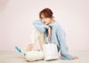 ベビーブルーのニットを着る松井愛莉
