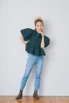 井桁弘恵。ar3月号より ブラウス¥22,800/ドリーム シスタージェーン(ザ・ウォール ショールーム) デニムパンツ¥13,000/ラングラー(リー・ジャパン カスタマーサービス) シュシュ¥2,500/ガールズソサエティ イヤリング¥1,700/ゴールディ ブーツ¥4,500/ディーホリック