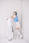 [スカートを着回し]シャツ￥8,910、バイザー￥3,960、シューズ￥29,700／ニューバランス ゴルフ　ソックス￥1,098、キャディーバッグ￥18,689／ティゴラ