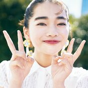 見上愛、無邪気な笑顔が甘カワイイ♡ ポジティブムードをまとえる【白サロペ×粘膜赤リップ】の熱いカンケイ