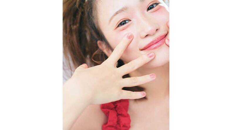 川栄李奈、透明感ある血色&ツヤがテーマの夏メイク♡お芝居する時のメイクのこだわりって?