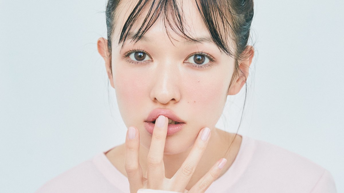 血色はピンクの下地オンリー 森絵梨佳が 隙 を操る 計算づくしの ミルキー低温メイク How To Arweb アールウェブ