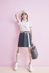 [シャツを着回し]キャップ￥4,950／ニューバランス ゴルフ　スカート￥6,999／ティゴラ　シューズ￥28,600／アディダス　ポーチ￥9,900／テーラーメイド