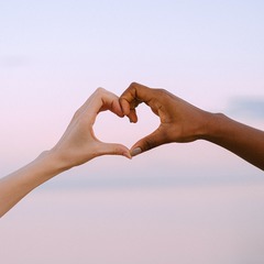 女子のデート中されてドキッとした事は？「話をしながら歩いてる時に…」結局コレが効果絶大♡【男心くすぐりテク】5選