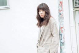 流行服をもっとおしゃ見えさせる髪型って? チェックコートにはハンサムロングが好相性