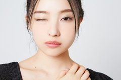 血色感も大人っぽさも両方叶う！ ピーチ色チークの洒脱テク【村瀬紗英がお試し】