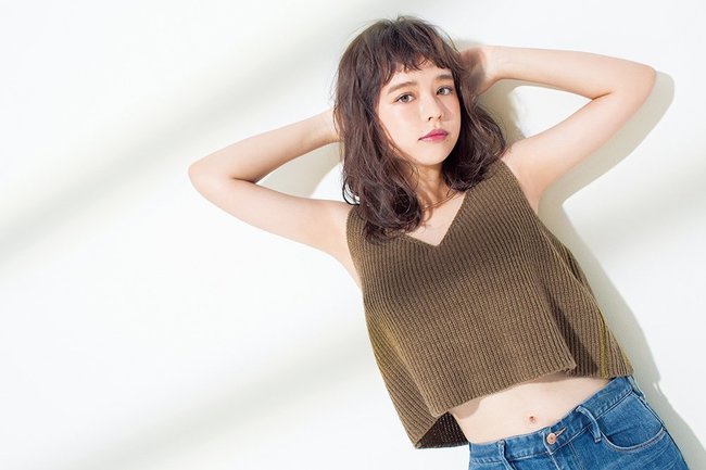 ほんのりガーリーで動きのあるナチュラルミディ