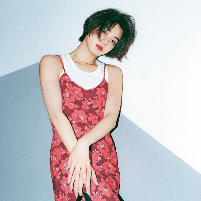 池田エライザ、"隠す色気"が逆にオンナっぽ♡ 真っ赤な花柄ワンピ着こなす