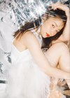 白く眩しい衣装を身にまとう指原莉乃