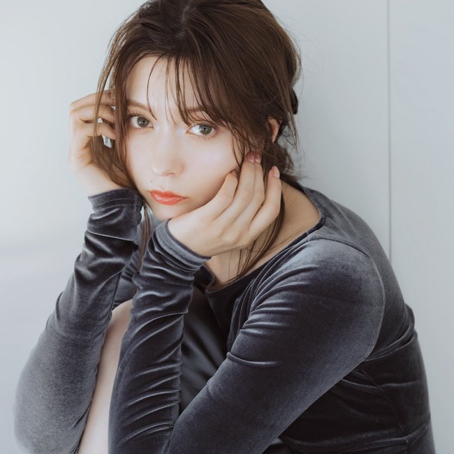 美容番長・八木アリサのセレクトコスメって？「気分がアガるメイクじゃなきゃ♡」つややかヘルシーコスメ４選