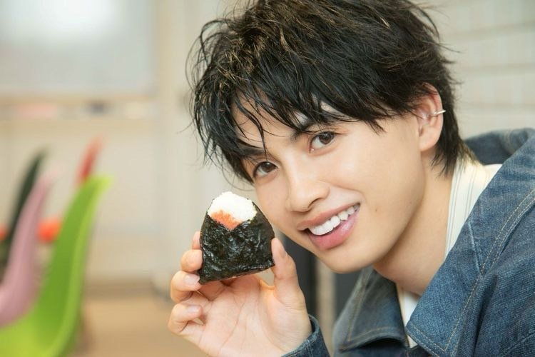 【おむすび男子Vol.1～草川直弥と明太子～】「小さい頃はとにかくやんちゃ。兄の拓弥とケンカしたりして」尊すぎる思い出を語る♡