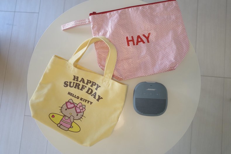 HAYのBIGサイズポーチ、日焼けキティのミニトート、BOSEのスピーカー