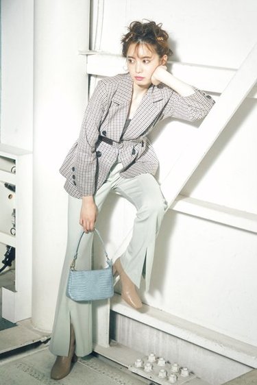 今年流行るボトムって何 美脚効果を狙える センタープレスパンツ 6選 Arweb アールウェブ