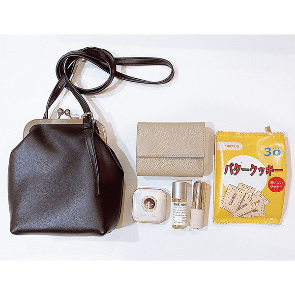 「人のかばんの中身って気になる！！」参考にしたい【おしゃ女子たちのバッグ＆持ち物】を調査！