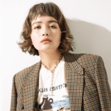 「ダークからハイトーンまで変幻自在！」クラシカルでもヌケ感のある【アッシュヘアカラー】3選