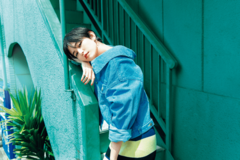 変わりやすい秋の気候にお役立ち！デニムシャツのおフェロな着こなし5選