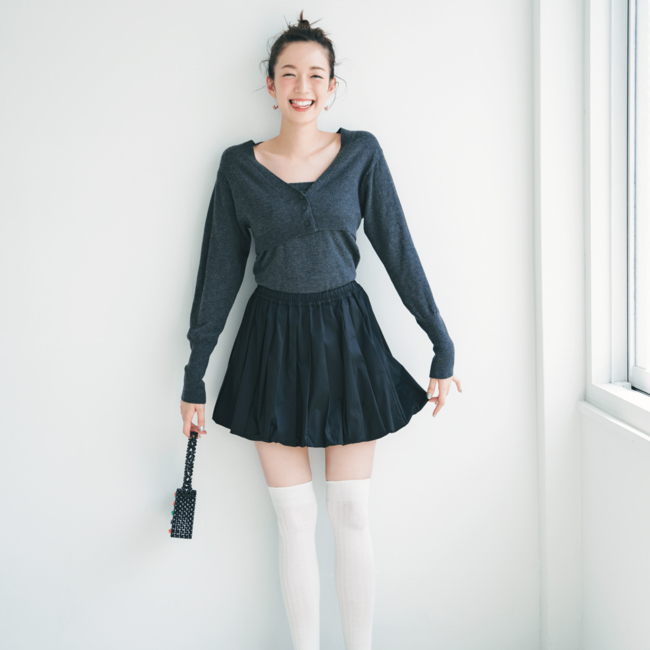 バレエコア×スニーカーが衝撃の可愛さ♡ 流行のスタイルを大人っぽく着こなす【スニーカーコーデ】