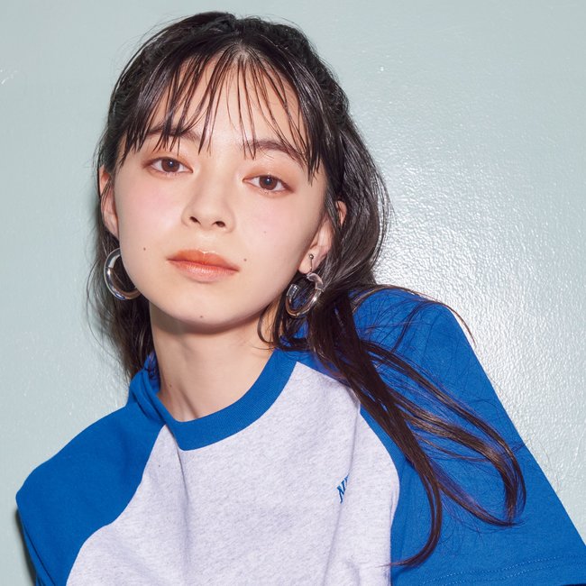 脱・無難でこなれ見え♡ 上國料萌衣がお手本！シンプルTシャツに合わせたい【肌映えアクセ】