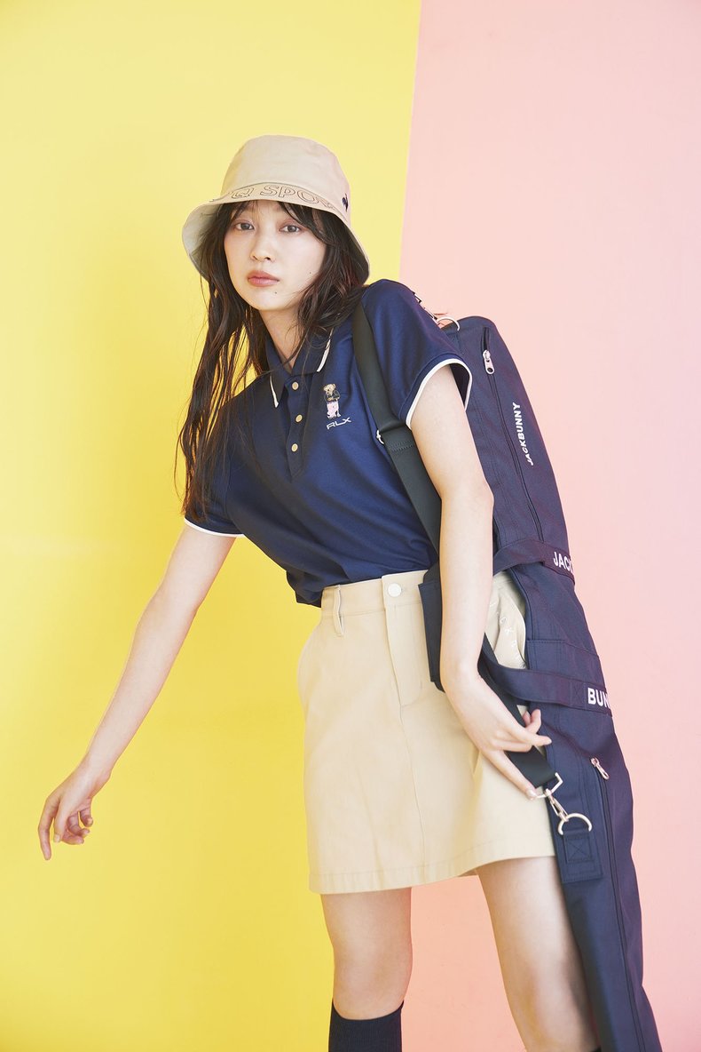 [スカートを着回し]シャツ￥10,890、シューズ￥28,600、ポーチ￥6,380／アディダス　キャップ￥4,290／ニューバランス ゴルフ