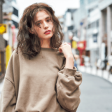 シンプルなスウェットには印象的なボリュームミディが相性抜群◎