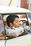 車に乗っている森田美勇人。ar2月号より