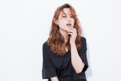 しなやかなツヤカールと うねり前髪に熱情を込めて