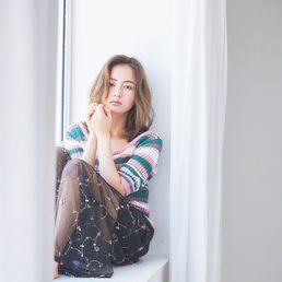 ほわっと崩した計算ずくのカールで柔らかさをアピール