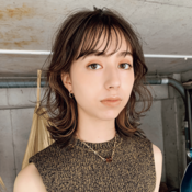 【ミディアム】暗髪の中にキラッと光る大人のレイヤーカラー