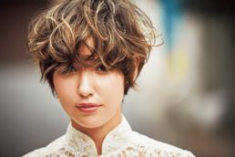 センスが光る3Dカラーの クセ毛風ヘアに視線クギヅケ