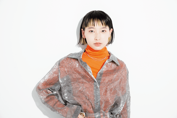 内側にハイライトが潜んだ Wバングだからこそなせるワザ