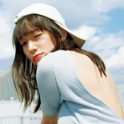 佐藤栞里の美シルエットに視線集中！大胆な背中見せ&デコルテ見せコーデをお届け