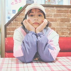 「今年はインパクト強めなアウターで攻めてみない？」大胆な配色がカギ！鳴海唯が着こなす【カラーアウターコーデ】2選