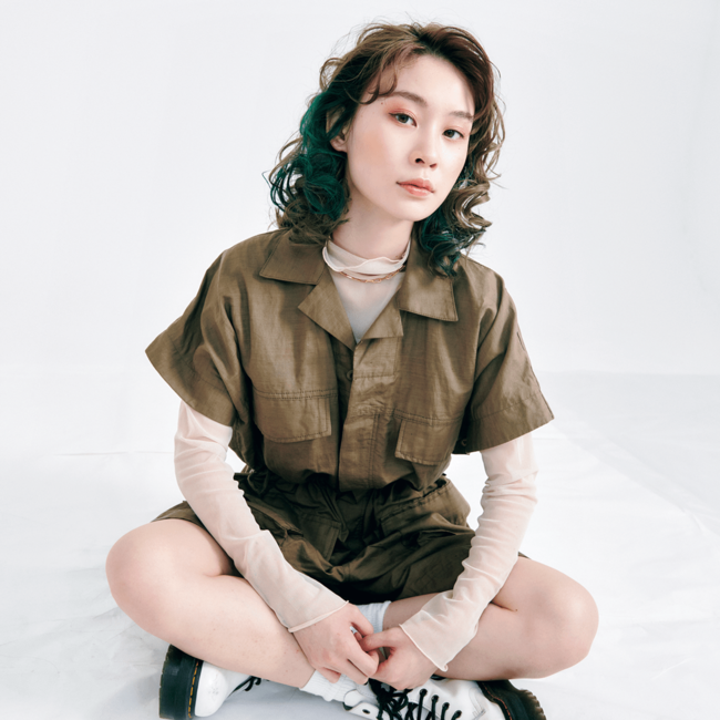 【ミディアム】グリーン×パーマで魅せる凛としたイケミディ