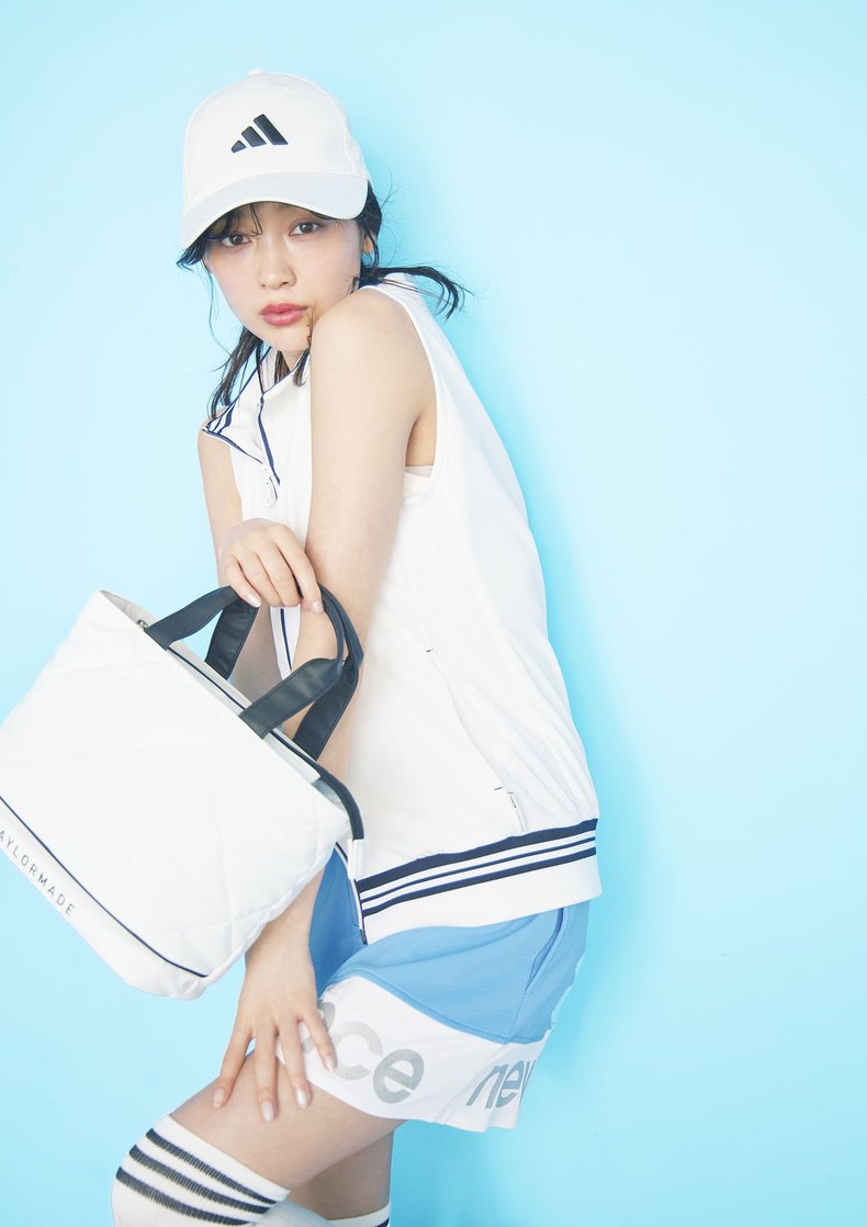 [スカートを着回し]ベスト￥6,999／ティゴラ　キャップ￥2,970、ソックス￥2,200／アディダス　ポーチ￥9,900／テーラーメイド　シューズ￥14,850／ニューバランス ゴルフ