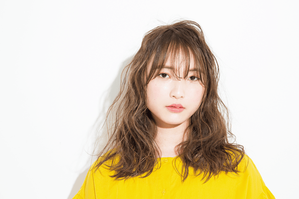 透けるワイドバングが ポジティブガールを応援♥